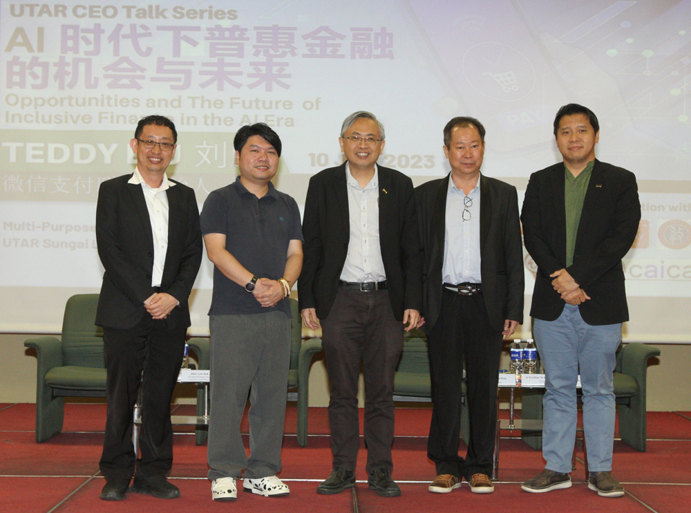 刘鹏:“数字人”教课 AI将颠覆教育界